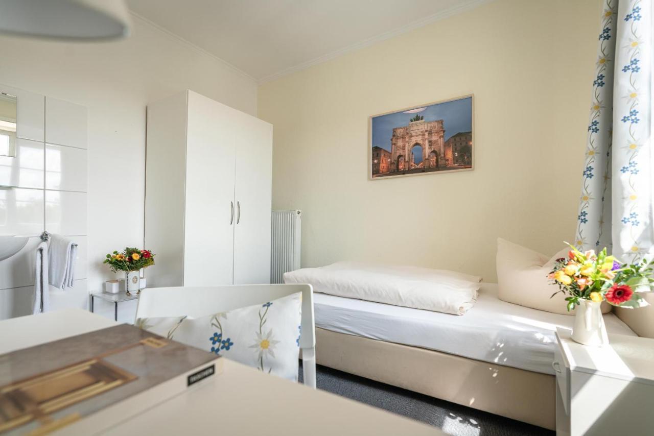 Hotel-Pension Am Siegestor Munchen Bagian luar foto