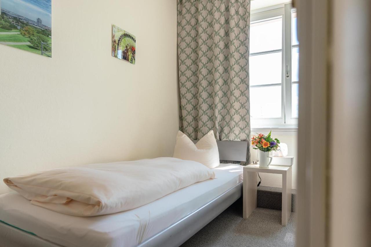 Hotel-Pension Am Siegestor Munchen Bagian luar foto
