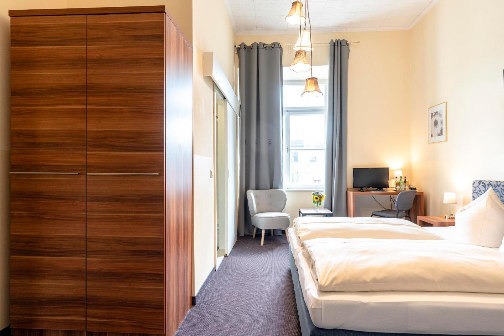 Hotel-Pension Am Siegestor Munchen Bagian luar foto