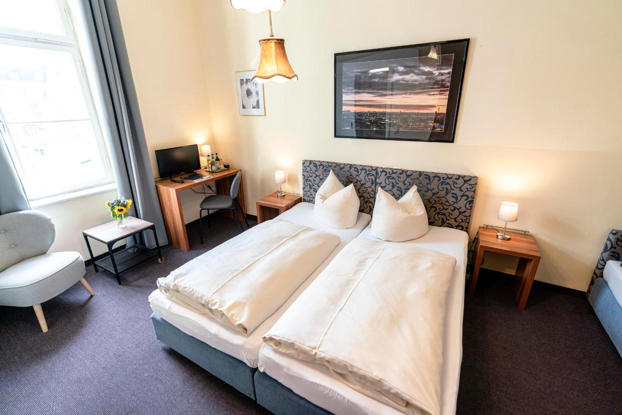 Hotel-Pension Am Siegestor Munchen Bagian luar foto