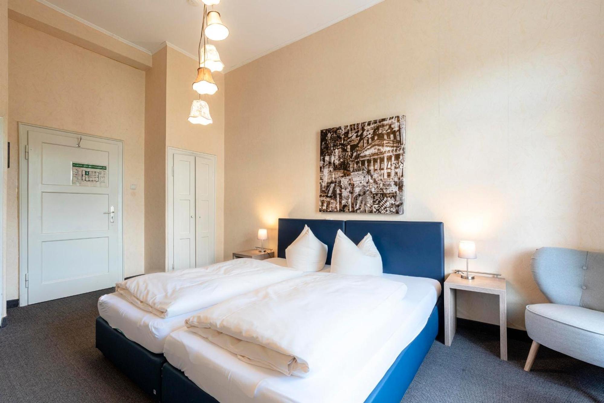 Hotel-Pension Am Siegestor Munchen Bagian luar foto