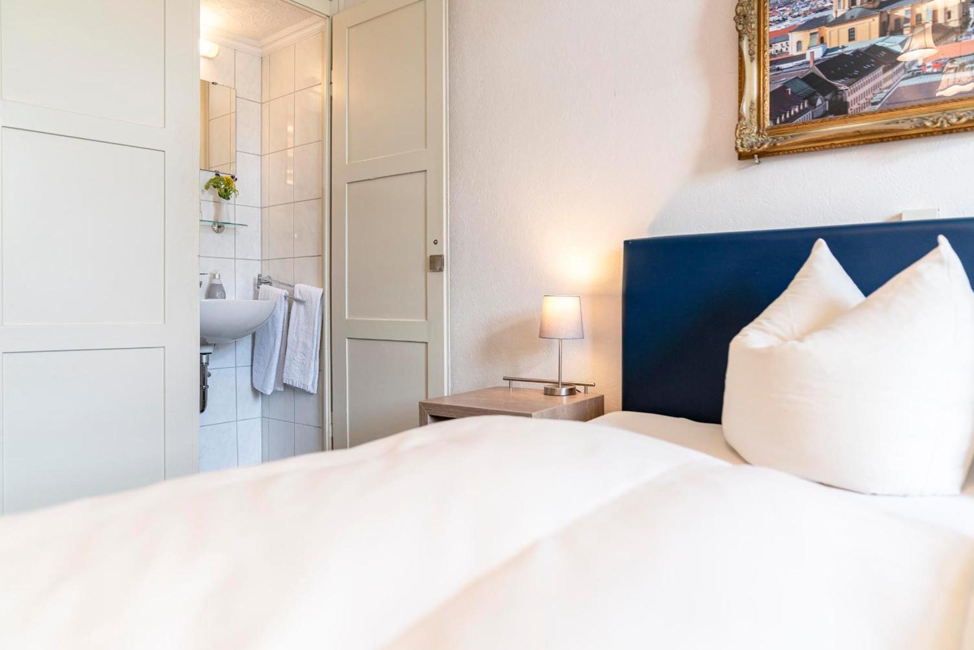 Hotel-Pension Am Siegestor Munchen Bagian luar foto