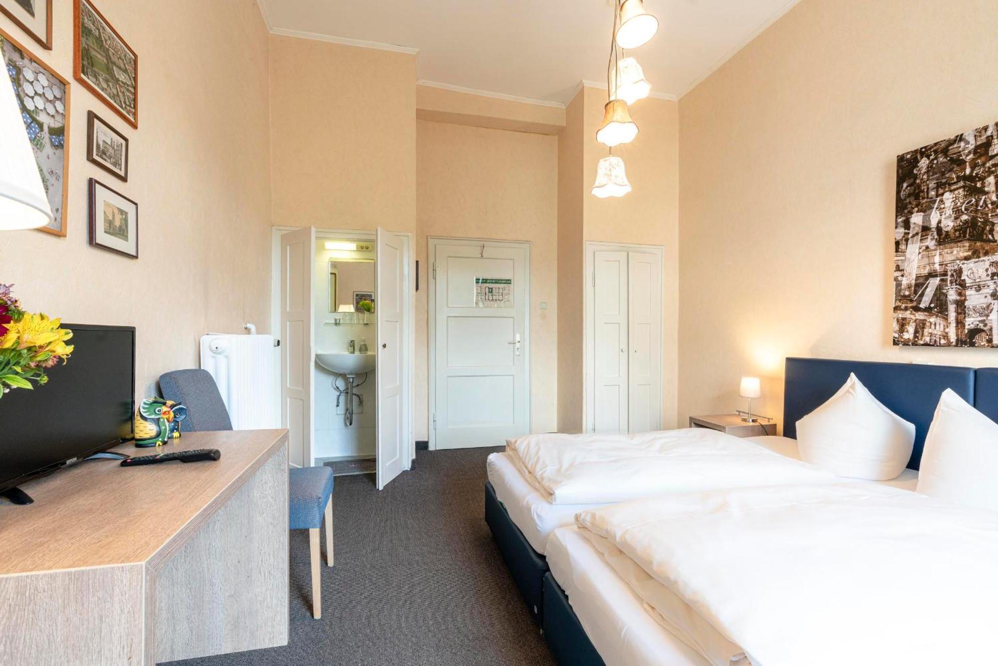 Hotel-Pension Am Siegestor Munchen Bagian luar foto